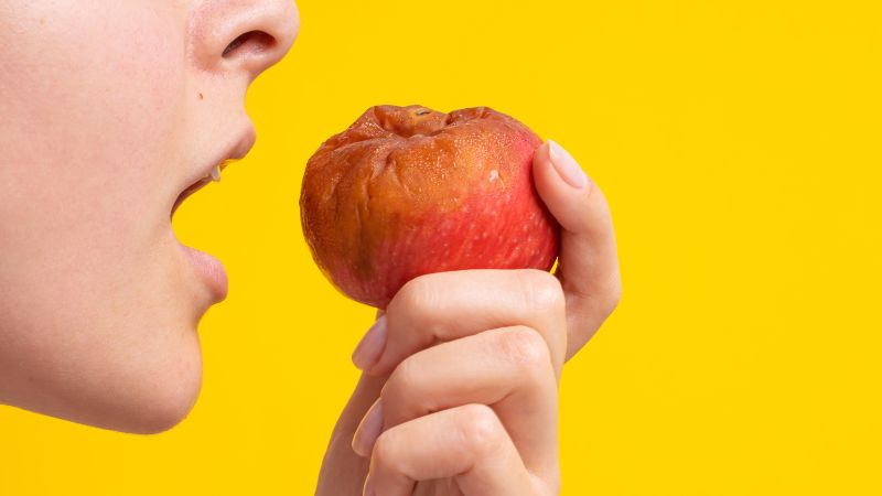 eating unwashed apple